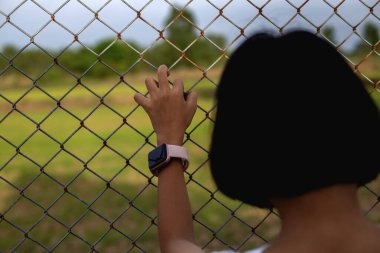 Depresyondaki genç üzgün, üzgün gençlerin yardıma ihtiyacı var ve olumsuz düşünen ve içe dönük ergenlik sorunları var..
