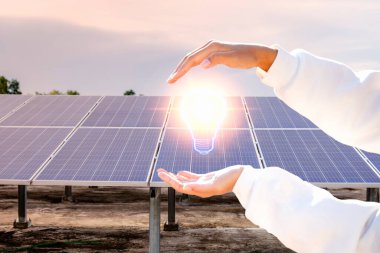 Şirket yöneticisi, çatıdan güneş enerjisinin şebekeye nasıl satılacağı konusunda sunum yapıyor. Enerji üreticisi-tüketicisi, enerji üreticisi, sanal enerji santrali için sanayi ve teknoloji kavramı.