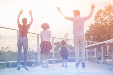 Modern bir baba ailesine alternatif enerji potansiyelini gösterir..