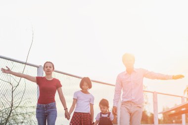 Modern bir baba ailesine alternatif enerji potansiyelini gösterir..