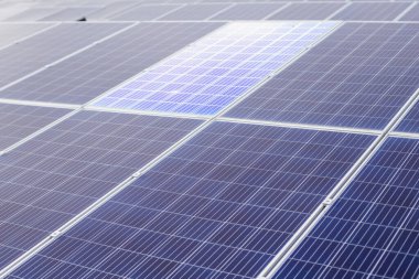 Güneş pili çiftliği ve soğutma sistemi güneş panellerini denetlemek ve korumak için.