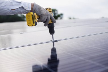 Erkek elektrikçi güneş enerjisi panelleri kuruyor Temiz ve çevre dostu alternatif enerji.