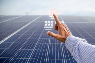 Dijital teknolojiyle modern güneş çiftliği denetimi yeniliği.