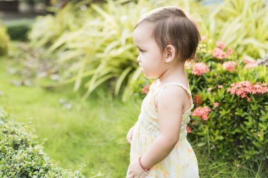 Stadyumda yürüyen tatlı ilkokul kızı. Okulda spor ve eğlence kavramı.