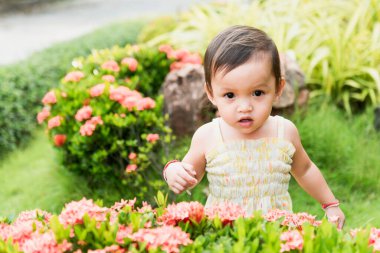 Stadyumda yürüyen tatlı ilkokul kızı. Okulda spor ve eğlence kavramı.