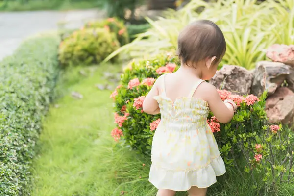 Stadyumda yürüyen tatlı ilkokul kızı. Okulda spor ve eğlence kavramı.