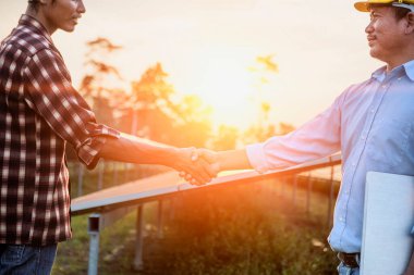 Güneş pilinin verimliliğini çevreye dost temiz güneş hücresinden kontrol etmek için yüksek seviyede çalışan erkek mühendis..