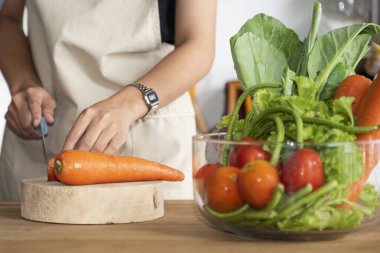 Parlak bir mutfakta birlikte yemek pişiren mutlu bir aile, evde sıcak ve sevgi dolu bir ortam yaratarak, mutluluklarını, takım çalışmalarını ve ev yemeklerini gösteriyor..