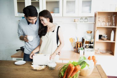 Mutfakta çay ya da kahve içip tatlı ekmek kızartırken birkaç sohbet..