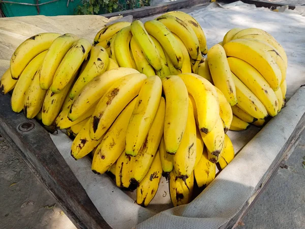 熟したムーサやバナナの果実の束販売のための — ストック写真