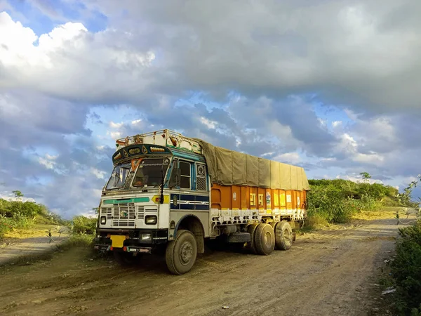 Hint dekorasyonlu ve mal yüklü kamyon.