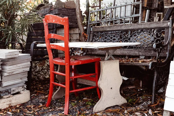 庭の赤い装飾椅子は — ストック写真