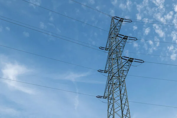 Ein Strommast Mit Blick Von Unten Den Blauen Himmel — Stockfoto