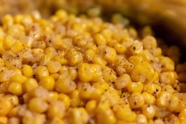Sarı mısır dolu bir tencere.