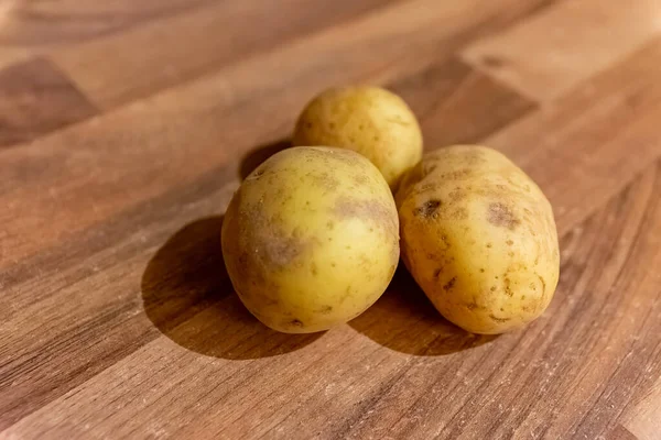 Batatas Uma Mesa Madeira Cozinha — Fotografia de Stock