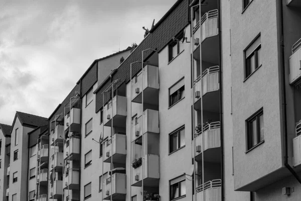 Casas Con Balcón Una Ciudad Blanco Negro —  Fotos de Stock