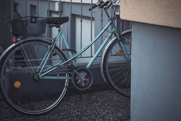 Una Bicicleta Una Ciudad Una Valla Metal — Foto de Stock