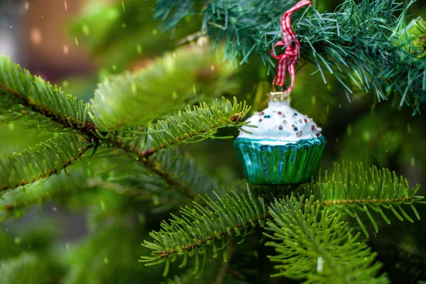 クリスマスツリーにマフィンの飾り — ストック写真
