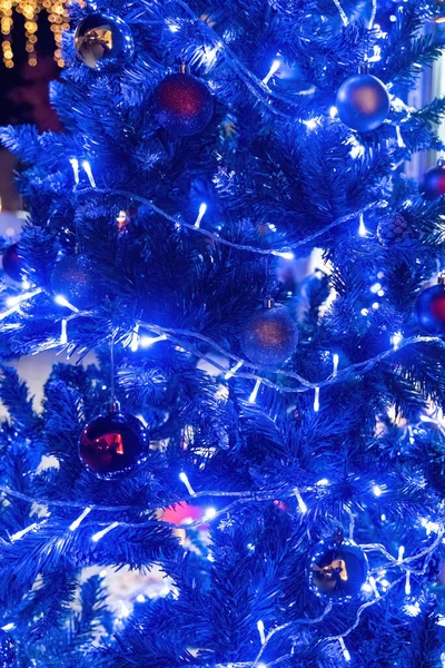 クリスマスのための青いライトアップされたモミの木の美しいクリスマスボール — ストック写真