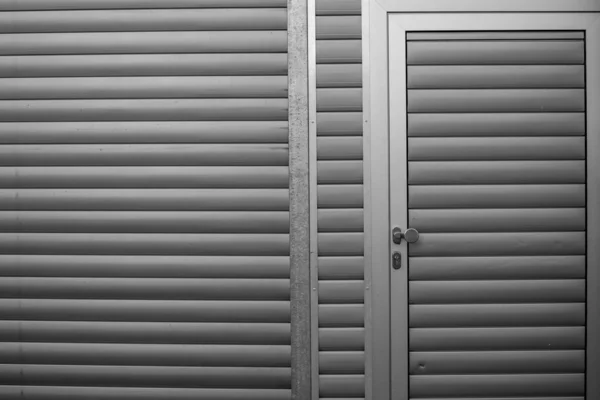 Zamknięte Drzwi Rolkowe Kolorze Czarno Białym — Zdjęcie stockowe
