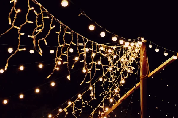 クリスマスの夜に街の妖精が灯る — ストック写真