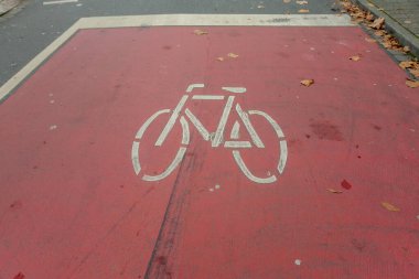 a stop mark on a bicycle path in the city