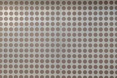 Çemberli modern metal bir duvar.