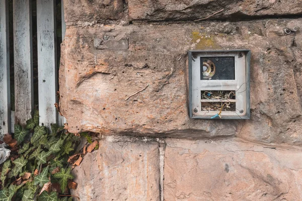 石垣の中の古い壊れた扉の鐘 — ストック写真