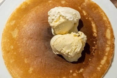 Taze krep üzerine vanilyalı dondurma.