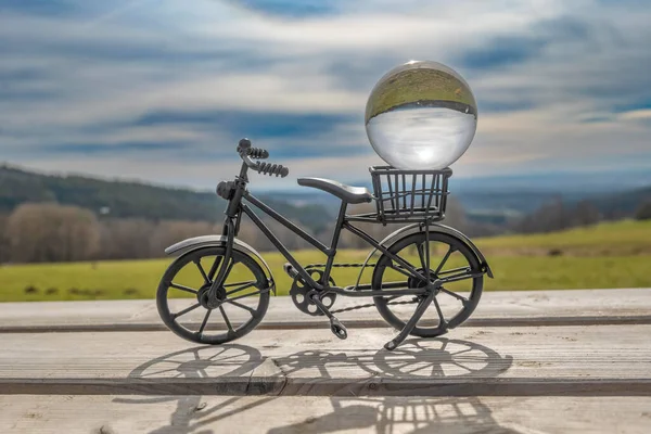 Una Pequeña Bicicleta Decorativa Con Una Bola Vidrio Con Paisaje — Foto de Stock
