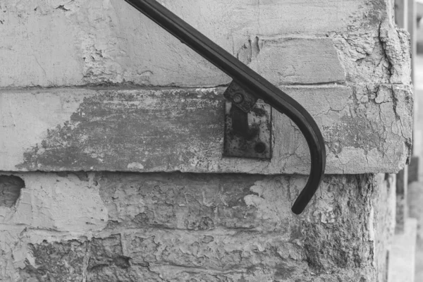 Ein Geländer Vor Einer Alten Hauswand Schwarz Weiß — Stockfoto