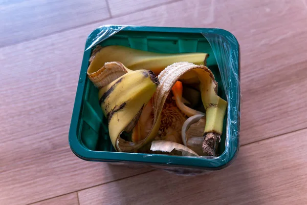 Recipiente Plástico Verde Com Resíduos Frutas Vegetais — Fotografia de Stock
