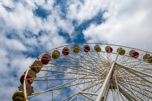 Une Roue Ferris Sur Terrain Foire Avec Une Vue Bas — Photo