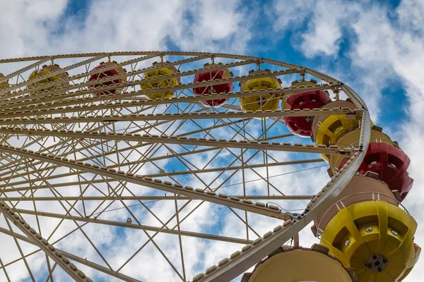 Uma Roda Gigante Num Parque Diversões Com Vista Baixo — Fotografia de Stock