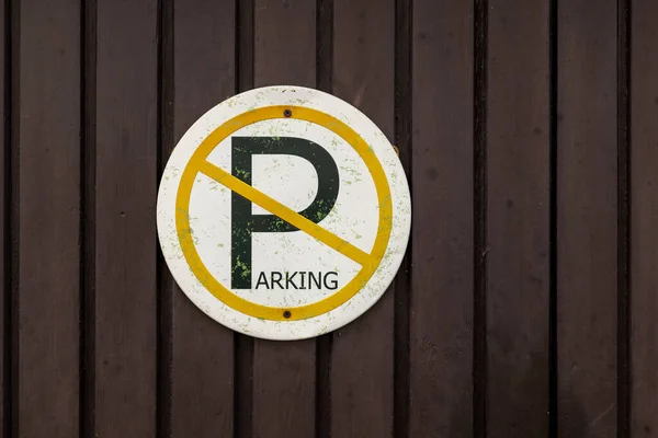 Okrągły Bez Znaku Parkingowego Drewnianej Ścianie — Zdjęcie stockowe