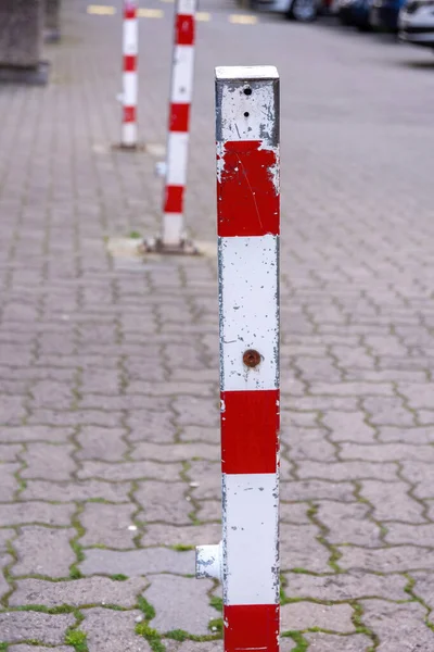 Czerwone Białe Słupy Metalowe Dla Bariery Drodze — Zdjęcie stockowe