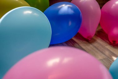 Bir doğum günü partisinde renkli balonlar