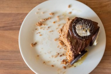 Mutfakta bir tabakta yenmiş bir parça kek.