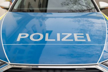 Alman polis arabası. Motor kaputunda Almanca kelime polisi var.