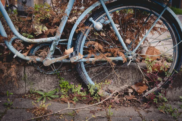 城里一辆旧的风风雨无阻的自行车 — 图库照片