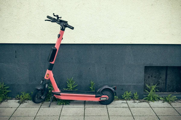 Scooter Sur Mur Maison Dans Une Ville — Photo