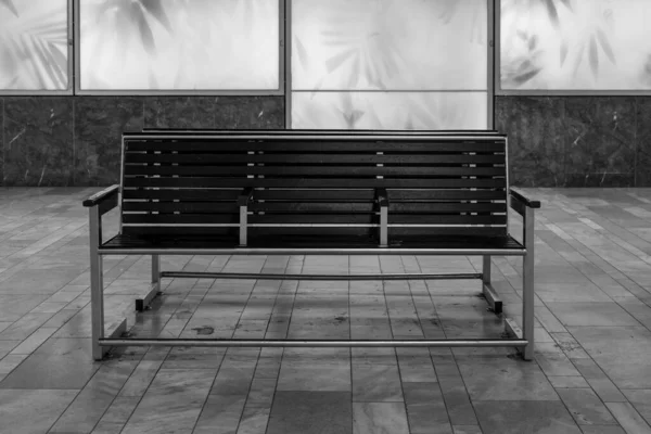 Ławki Czekające Dworcu Kolejowym Jako Czarno Białe Zdjęcie — Zdjęcie stockowe