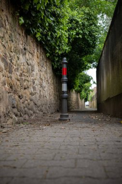 Yazın bariyer direği olan yaya yolu.