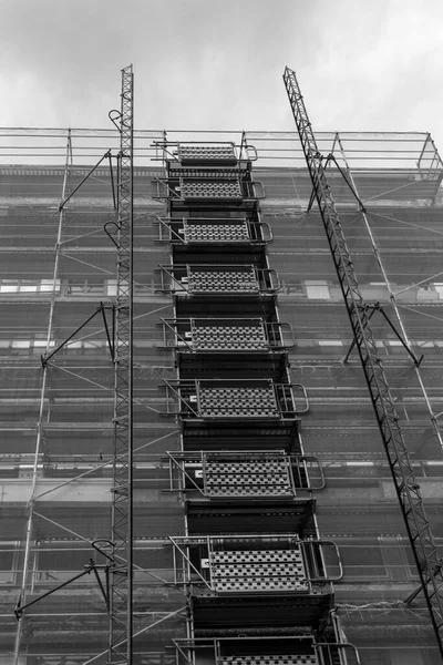 Ein Baugerüst Einem Haus Schwarz Weiß — Stockfoto