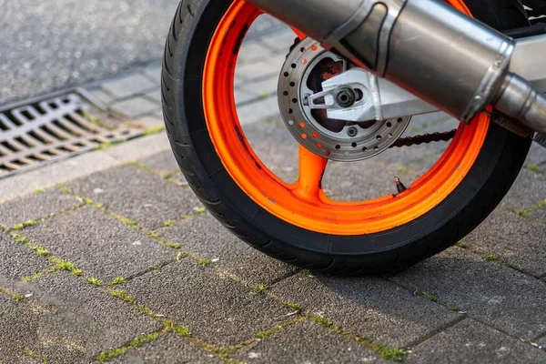 Ein Motorradreifen Mit Orangefarbenen Felgen — Stockfoto