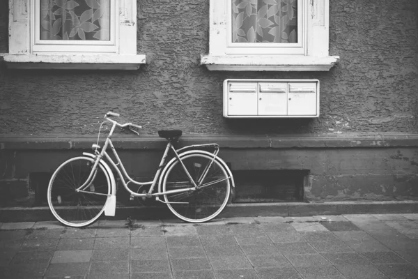 Ein Altes Fahrrad Vor Einer Hauswand Der Stadt Schwarz Weiß — Stockfoto