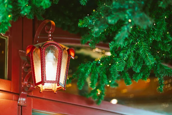 冬の装飾としてモミの枝を持つ小さな赤い提灯 — ストック写真