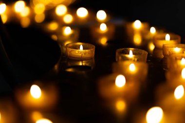 Seçici odak noktasında karanlıkta çay yakmak