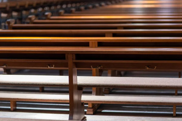 教会の木のベンチは選択的な焦点で並べられ — ストック写真