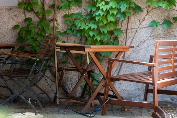 Yazın Duvarın Önünde Sandalyeler Masalar — Stok fotoğraf